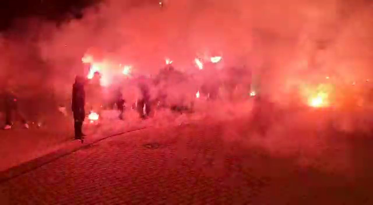 Ca la un super derby! Atmosfera din alta lume la Craiova 1-0 Rapid! Explozii in fata stadionului! Cum arata acum clasamentul pentru promovare_4
