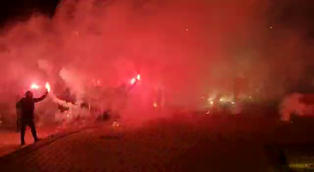 Ca la un super derby! Atmosfera din alta lume la Craiova 1-0 Rapid! Explozii in fata stadionului! Cum arata acum clasamentul pentru promovare_5
