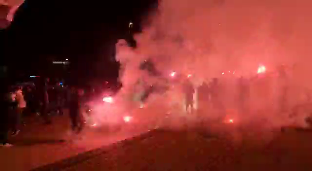 Ca la un super derby! Atmosfera din alta lume la Craiova 1-0 Rapid! Explozii in fata stadionului! Cum arata acum clasamentul pentru promovare_6