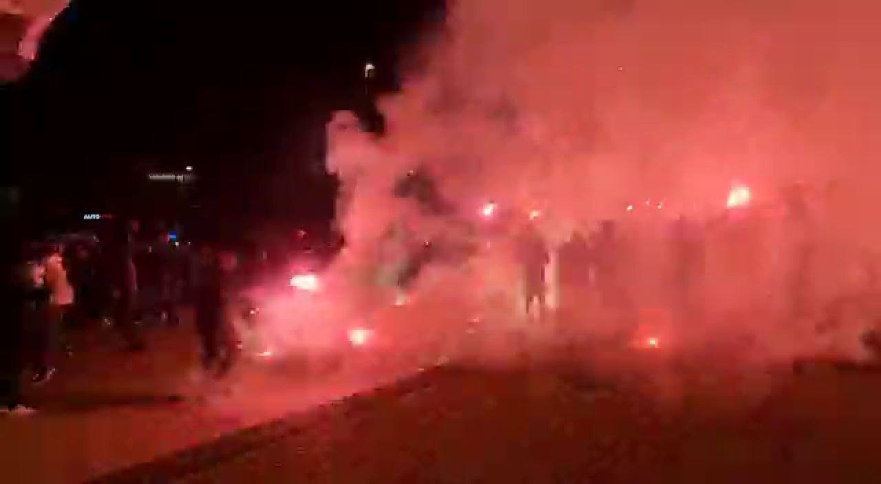 Ca la un super derby! Atmosfera din alta lume la Craiova 1-0 Rapid! Explozii in fata stadionului! Cum arata acum clasamentul pentru promovare_6