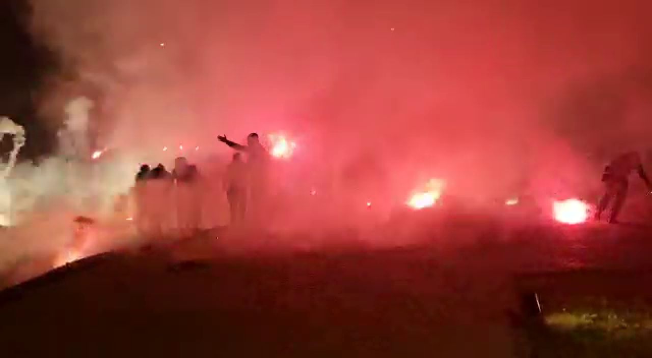 Ca la un super derby! Atmosfera din alta lume la Craiova 1-0 Rapid! Explozii in fata stadionului! Cum arata acum clasamentul pentru promovare_7