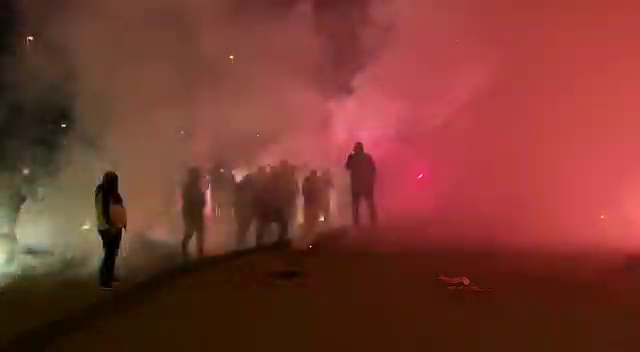 Ca la un super derby! Atmosfera din alta lume la Craiova 1-0 Rapid! Explozii in fata stadionului! Cum arata acum clasamentul pentru promovare_8