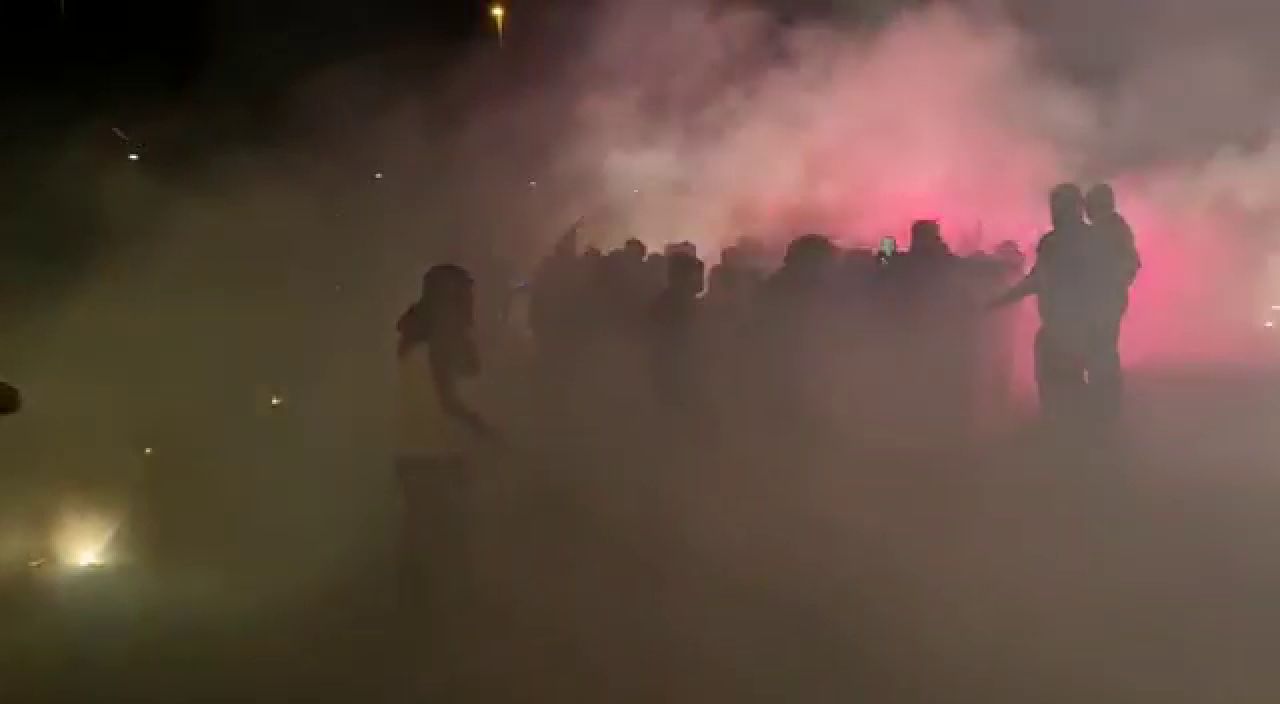 Ca la un super derby! Atmosfera din alta lume la Craiova 1-0 Rapid! Explozii in fata stadionului! Cum arata acum clasamentul pentru promovare_9