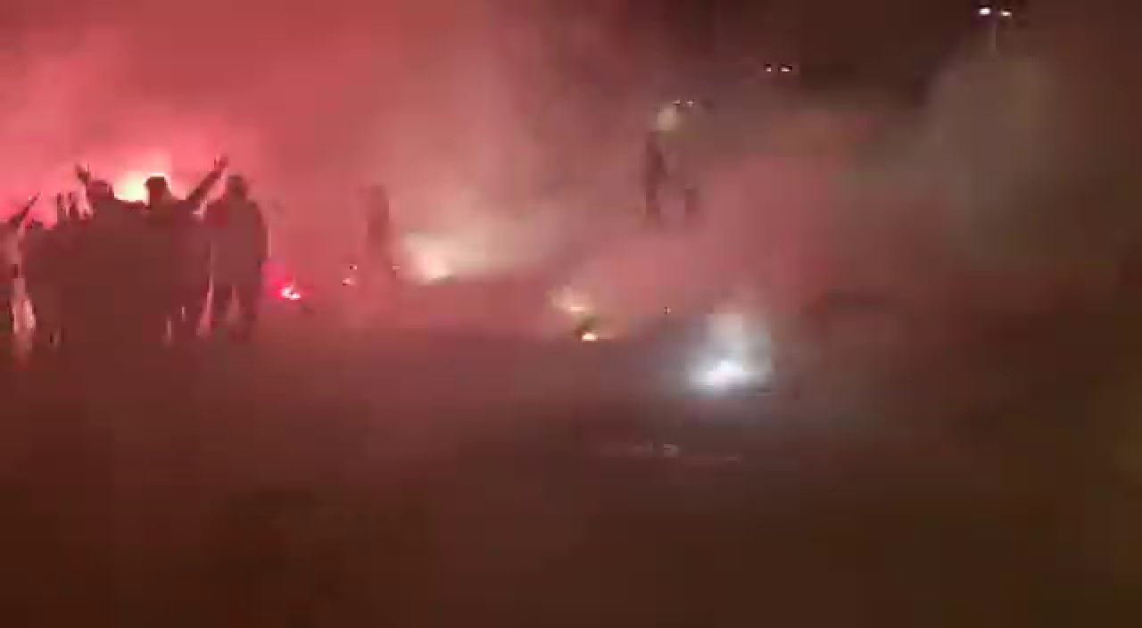Ca la un super derby! Atmosfera din alta lume la Craiova 1-0 Rapid! Explozii in fata stadionului! Cum arata acum clasamentul pentru promovare_10