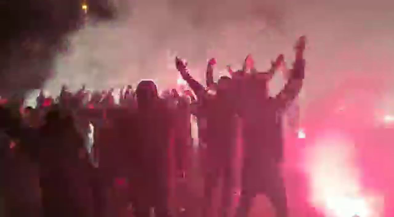 Ca la un super derby! Atmosfera din alta lume la Craiova 1-0 Rapid! Explozii in fata stadionului! Cum arata acum clasamentul pentru promovare_11