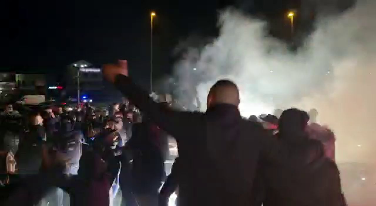 Ca la un super derby! Atmosfera din alta lume la Craiova 1-0 Rapid! Explozii in fata stadionului! Cum arata acum clasamentul pentru promovare_12