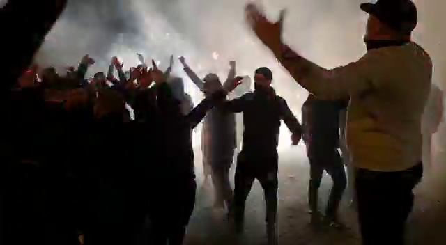 Ca la un super derby! Atmosfera din alta lume la Craiova 1-0 Rapid! Explozii in fata stadionului! Cum arata acum clasamentul pentru promovare_15