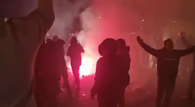 Ca la un super derby! Atmosfera din alta lume la Craiova 1-0 Rapid! Explozii in fata stadionului! Cum arata acum clasamentul pentru promovare_16