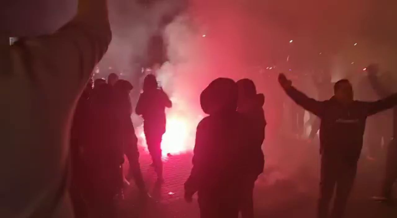 Ca la un super derby! Atmosfera din alta lume la Craiova 1-0 Rapid! Explozii in fata stadionului! Cum arata acum clasamentul pentru promovare_16