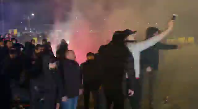 Ca la un super derby! Atmosfera din alta lume la Craiova 1-0 Rapid! Explozii in fata stadionului! Cum arata acum clasamentul pentru promovare_17
