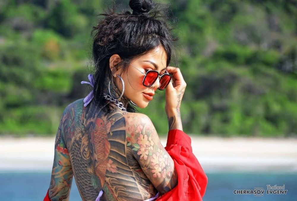 A cheltuit 11 000 de lire pentru a-si acoperi 98% din corp cu tatuaje, iar acum se loveste de critici! Cu cine o confunda oamenii _12