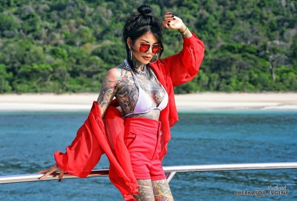 A cheltuit 11 000 de lire pentru a-si acoperi 98% din corp cu tatuaje, iar acum se loveste de critici! Cu cine o confunda oamenii _13