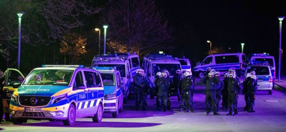 Jucatorii lui Schalke, bombardati cu oua de catre fani dupa ce au retrogradat in Liga 2! A fost nevoie de interventia politiei &nbsp;