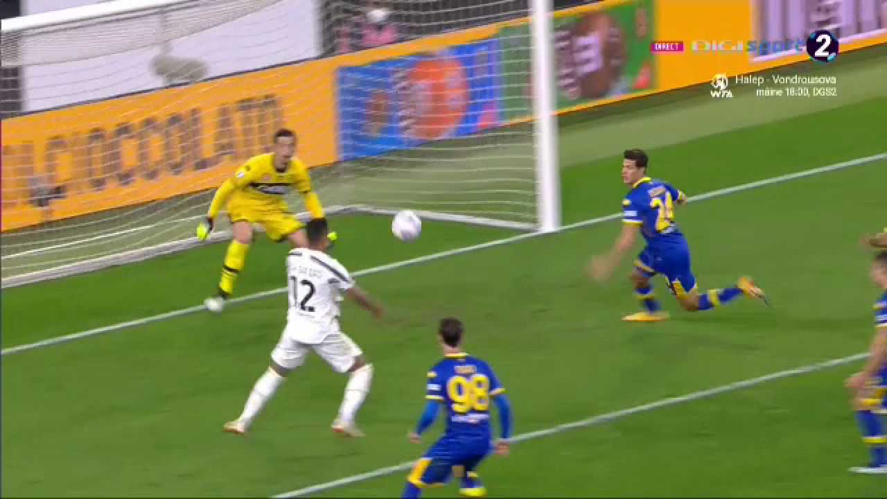 Daca il nimerea, putea sa-l lesine! :) Man, aproape sa fie distrus de Ronaldo. Romanul a fost fundas in multe momente din cauza presiunii lui Juventus_2