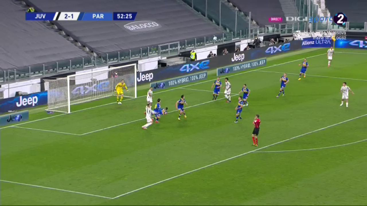 Daca il nimerea, putea sa-l lesine! :) Man, aproape sa fie distrus de Ronaldo. Romanul a fost fundas in multe momente din cauza presiunii lui Juventus_3