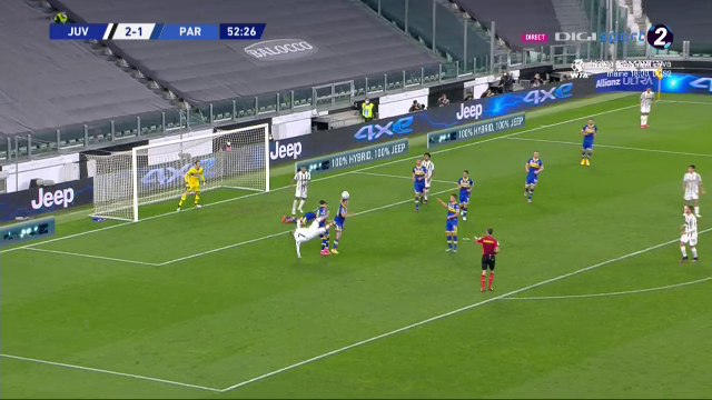 Daca il nimerea, putea sa-l lesine! :) Man, aproape sa fie distrus de Ronaldo. Romanul a fost fundas in multe momente din cauza presiunii lui Juventus_5