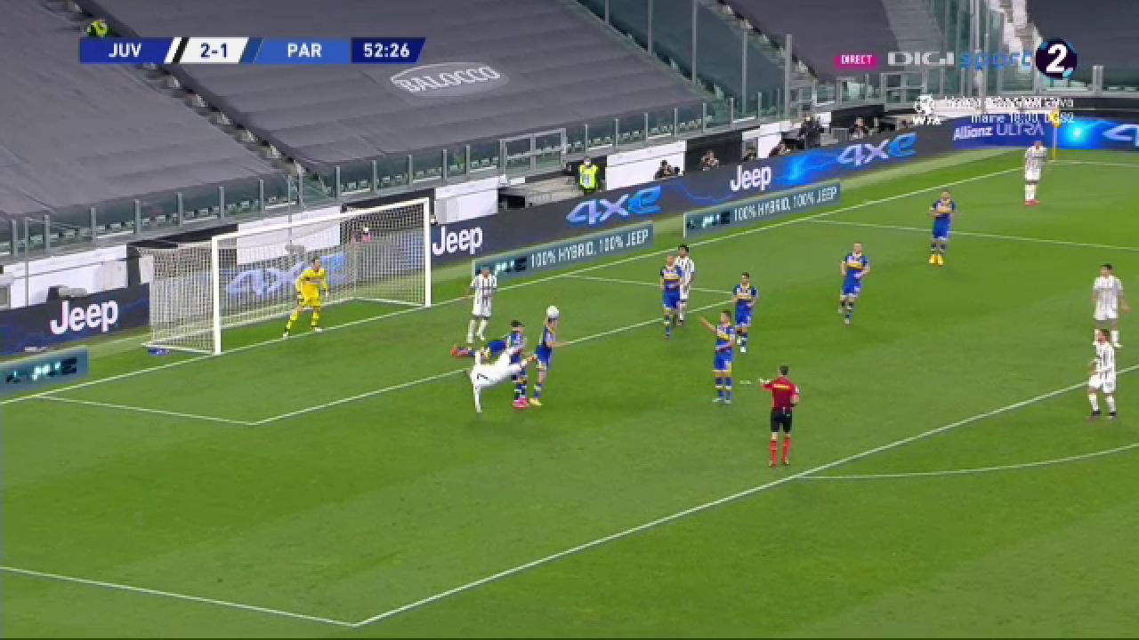 Daca il nimerea, putea sa-l lesine! :) Man, aproape sa fie distrus de Ronaldo. Romanul a fost fundas in multe momente din cauza presiunii lui Juventus_5