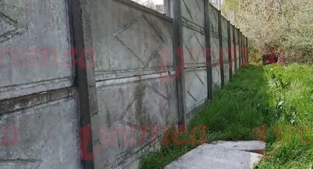 Tragedie inimaginabila in Romania! Un copil de 10 ani, ucis pe stadion dupa ce o bucata uriasa de beton a cazut pe el: 4 barbati si n-am putut sa ridicam