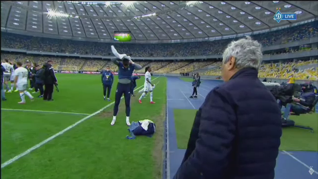 Imagini fabuloase cu Lucescu dupa ce a luat titlul cu Dinamo Kiev! I-a venit sa planga, jucatorii au desfacut sampaniile si l-au facut varza! :)