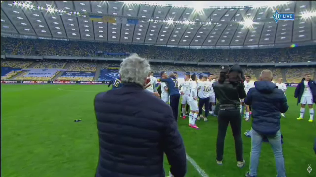 Imagini fabuloase cu Lucescu dupa ce a luat titlul cu Dinamo Kiev! I-a venit sa planga, jucatorii au desfacut sampaniile si l-au facut varza! :)_2