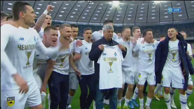 Imagini fabuloase cu Lucescu dupa ce a luat titlul cu Dinamo Kiev! I-a venit sa planga, jucatorii au desfacut sampaniile si l-au facut varza! :)_3