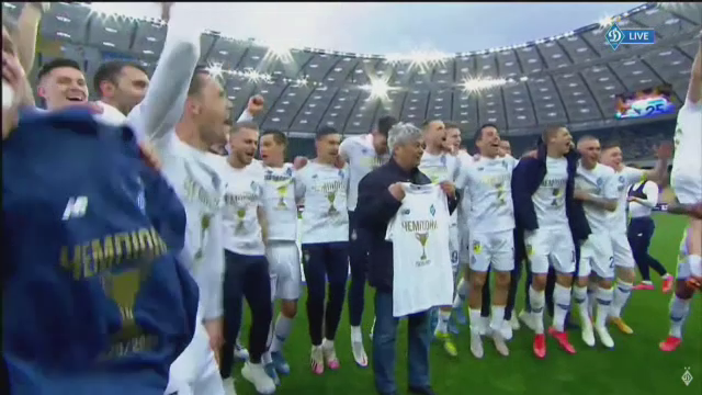 Imagini fabuloase cu Lucescu dupa ce a luat titlul cu Dinamo Kiev! I-a venit sa planga, jucatorii au desfacut sampaniile si l-au facut varza! :)_4