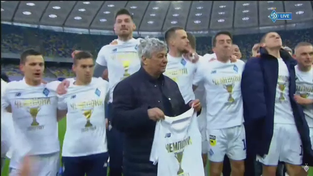 Imagini fabuloase cu Lucescu dupa ce a luat titlul cu Dinamo Kiev! I-a venit sa planga, jucatorii au desfacut sampaniile si l-au facut varza! :)_5