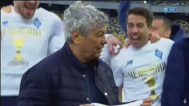 Imagini fabuloase cu Lucescu dupa ce a luat titlul cu Dinamo Kiev! I-a venit sa planga, jucatorii au desfacut sampaniile si l-au facut varza! :)_6