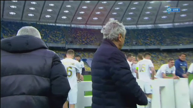 Imagini fabuloase cu Lucescu dupa ce a luat titlul cu Dinamo Kiev! I-a venit sa planga, jucatorii au desfacut sampaniile si l-au facut varza! :)_8