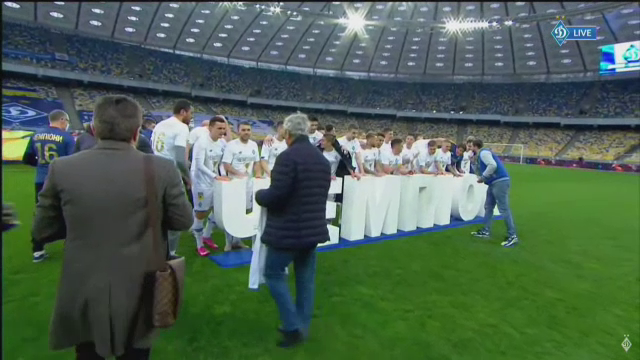 Imagini fabuloase cu Lucescu dupa ce a luat titlul cu Dinamo Kiev! I-a venit sa planga, jucatorii au desfacut sampaniile si l-au facut varza! :)_9