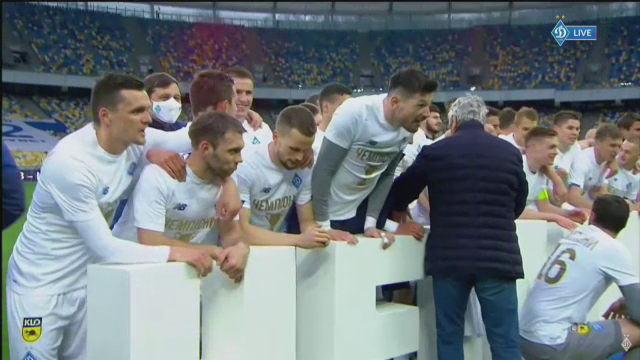 Imagini fabuloase cu Lucescu dupa ce a luat titlul cu Dinamo Kiev! I-a venit sa planga, jucatorii au desfacut sampaniile si l-au facut varza! :)_10