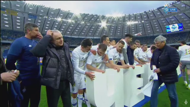 Imagini fabuloase cu Lucescu dupa ce a luat titlul cu Dinamo Kiev! I-a venit sa planga, jucatorii au desfacut sampaniile si l-au facut varza! :)_11