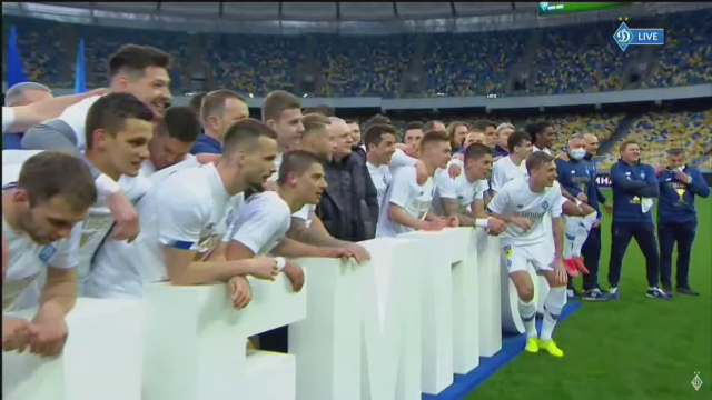 Imagini fabuloase cu Lucescu dupa ce a luat titlul cu Dinamo Kiev! I-a venit sa planga, jucatorii au desfacut sampaniile si l-au facut varza! :)_12