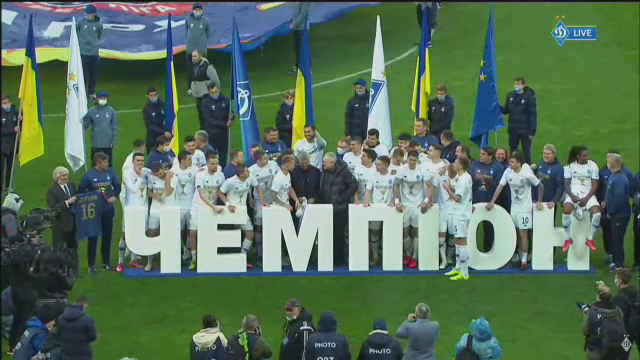 Imagini fabuloase cu Lucescu dupa ce a luat titlul cu Dinamo Kiev! I-a venit sa planga, jucatorii au desfacut sampaniile si l-au facut varza! :)_14
