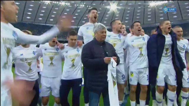 Imagini fabuloase cu Lucescu dupa ce a luat titlul cu Dinamo Kiev! I-a venit sa planga, jucatorii au desfacut sampaniile si l-au facut varza! :)_16
