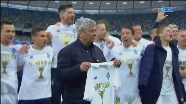 Imagini fabuloase cu Lucescu dupa ce a luat titlul cu Dinamo Kiev! I-a venit sa planga, jucatorii au desfacut sampaniile si l-au facut varza! :)_17