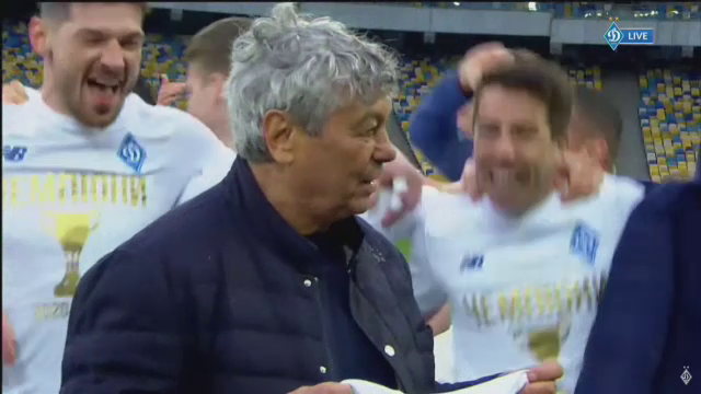 Imagini fabuloase cu Lucescu dupa ce a luat titlul cu Dinamo Kiev! I-a venit sa planga, jucatorii au desfacut sampaniile si l-au facut varza! :)_18