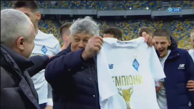 Imagini fabuloase cu Lucescu dupa ce a luat titlul cu Dinamo Kiev! I-a venit sa planga, jucatorii au desfacut sampaniile si l-au facut varza! :)_19