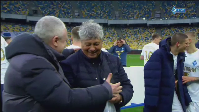 Imagini fabuloase cu Lucescu dupa ce a luat titlul cu Dinamo Kiev! I-a venit sa planga, jucatorii au desfacut sampaniile si l-au facut varza! :)_20