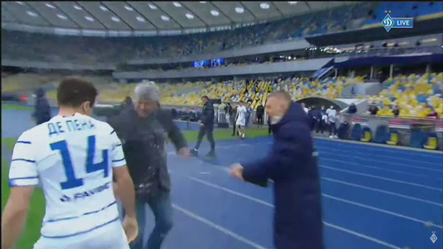 Imagini fabuloase cu Lucescu dupa ce a luat titlul cu Dinamo Kiev! I-a venit sa planga, jucatorii au desfacut sampaniile si l-au facut varza! :)_21