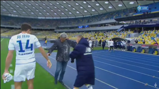 Imagini fabuloase cu Lucescu dupa ce a luat titlul cu Dinamo Kiev! I-a venit sa planga, jucatorii au desfacut sampaniile si l-au facut varza! :)_22