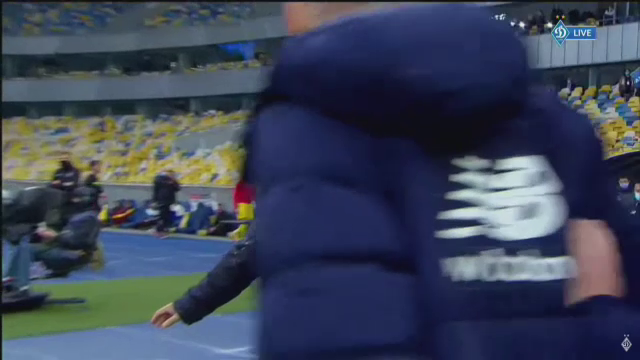 Imagini fabuloase cu Lucescu dupa ce a luat titlul cu Dinamo Kiev! I-a venit sa planga, jucatorii au desfacut sampaniile si l-au facut varza! :)_25