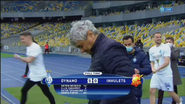 Imagini fabuloase cu Lucescu dupa ce a luat titlul cu Dinamo Kiev! I-a venit sa planga, jucatorii au desfacut sampaniile si l-au facut varza! :)_28