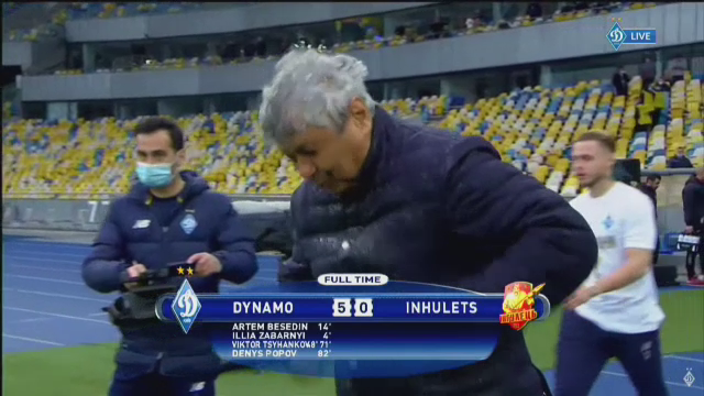 Imagini fabuloase cu Lucescu dupa ce a luat titlul cu Dinamo Kiev! I-a venit sa planga, jucatorii au desfacut sampaniile si l-au facut varza! :)_30