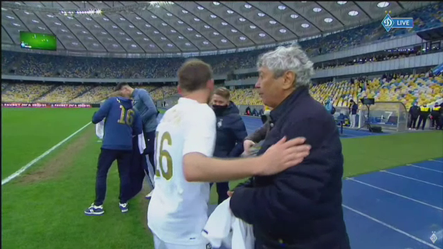 Imagini fabuloase cu Lucescu dupa ce a luat titlul cu Dinamo Kiev! I-a venit sa planga, jucatorii au desfacut sampaniile si l-au facut varza! :)_34