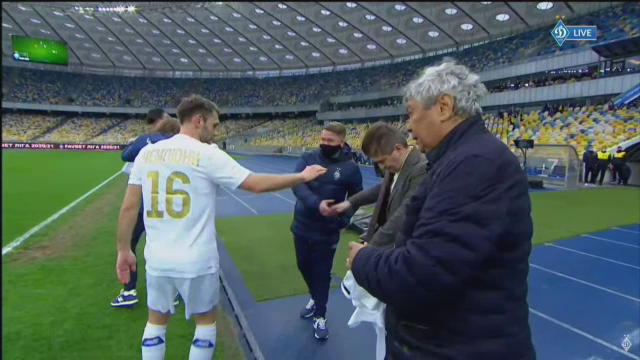 Imagini fabuloase cu Lucescu dupa ce a luat titlul cu Dinamo Kiev! I-a venit sa planga, jucatorii au desfacut sampaniile si l-au facut varza! :)_35