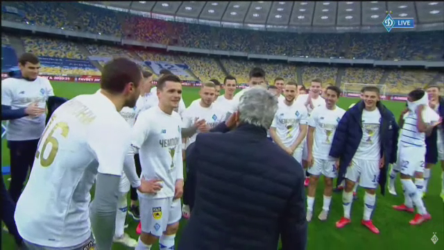 Imagini fabuloase cu Lucescu dupa ce a luat titlul cu Dinamo Kiev! I-a venit sa planga, jucatorii au desfacut sampaniile si l-au facut varza! :)_37