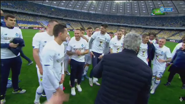 Imagini fabuloase cu Lucescu dupa ce a luat titlul cu Dinamo Kiev! I-a venit sa planga, jucatorii au desfacut sampaniile si l-au facut varza! :)_38