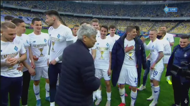 Imagini fabuloase cu Lucescu dupa ce a luat titlul cu Dinamo Kiev! I-a venit sa planga, jucatorii au desfacut sampaniile si l-au facut varza! :)_39