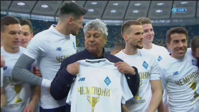 Imagini fabuloase cu Lucescu dupa ce a luat titlul cu Dinamo Kiev! I-a venit sa planga, jucatorii au desfacut sampaniile si l-au facut varza! :)_40